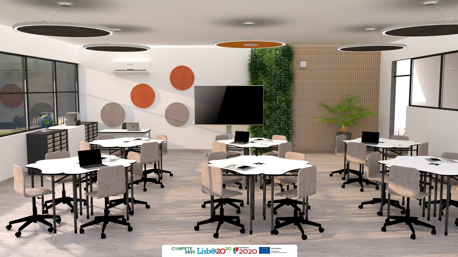 Salle de classe moderne 4.0 avec des tables rondes, des ordinateurs portables et des chaises en groupes. Une grande télévision murale, un mur de plantes vertes, des décorations murales circulaires et de grandes fenêtres offrant une lumière naturelle créent une atmosphère propre, lumineuse et propice à la collaboration.